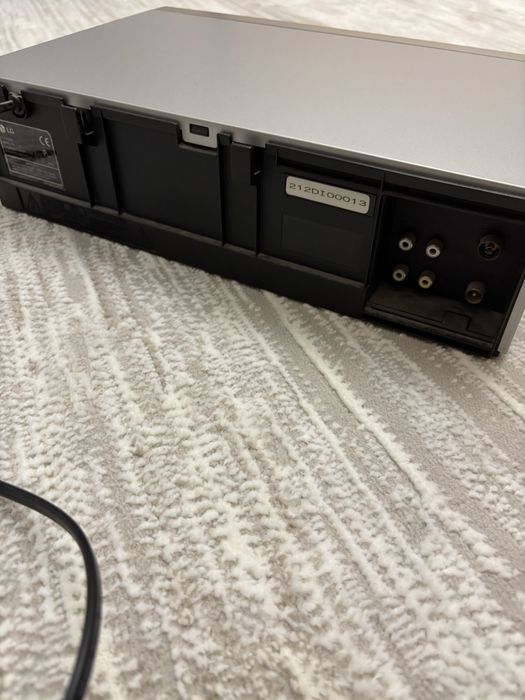 Видеомагнитофон LG