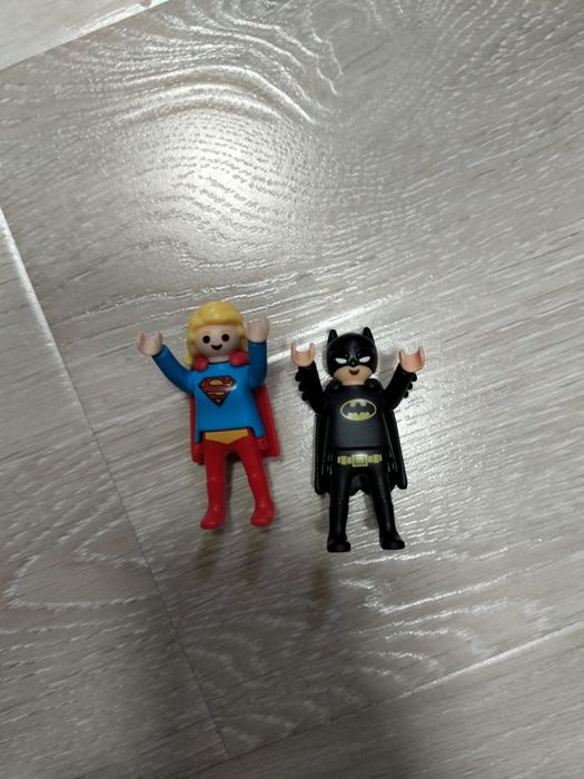 Редкая фигурка Киндер: Super girl и Batman.