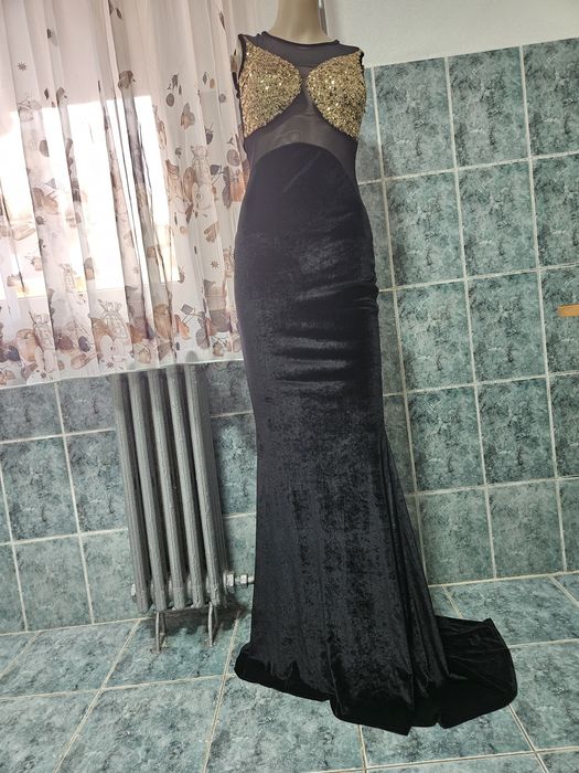 O superbitate de rochie din catifea neagră