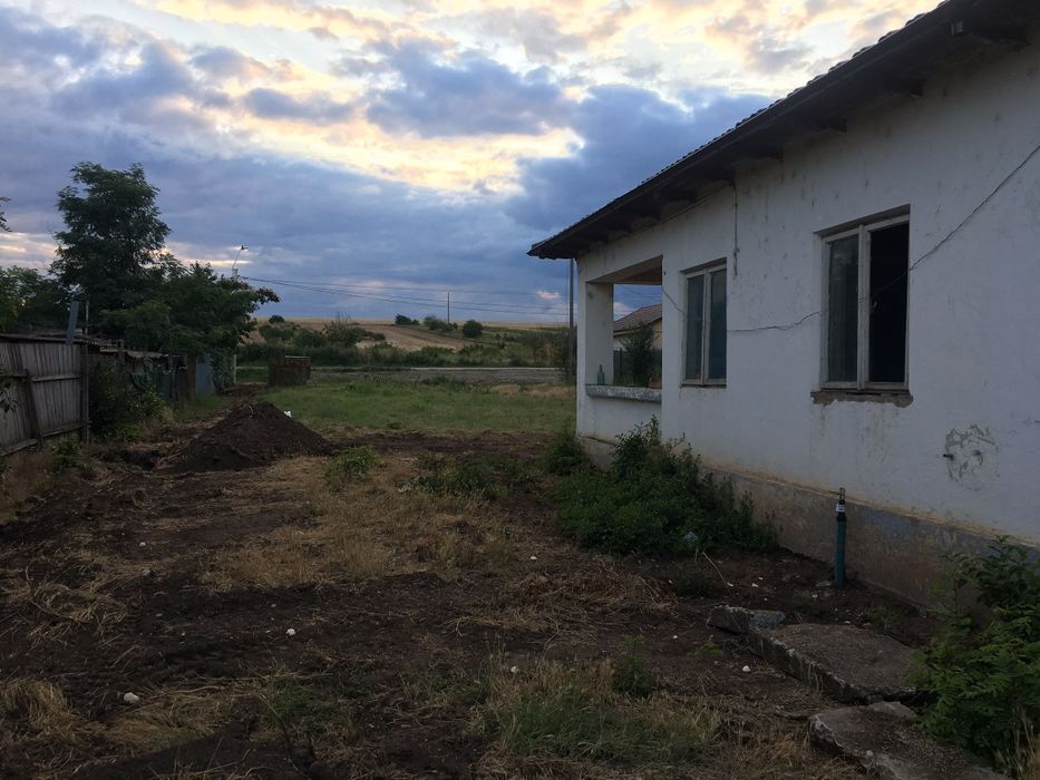 Vând casă în Șivița ,la șosea din cărămidă.Totodată construim și case după placul și proiectul cumpărătorului ,cu un avans de jumătate de preț.