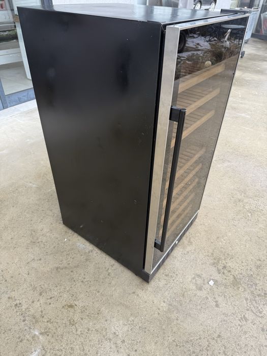 Витрина за вино с 2 температурни нива и вентилатори