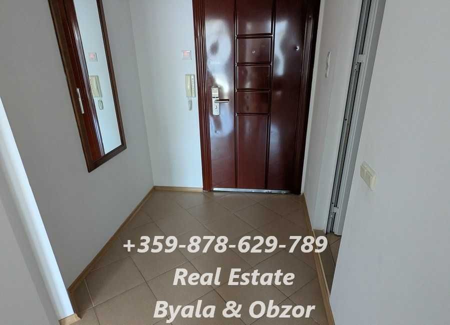 Двустаен апартамент с гледка към града на първа линия в гр.Бяла