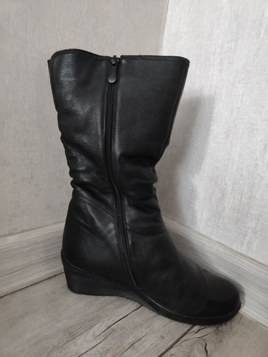 Продам женские сапожки.