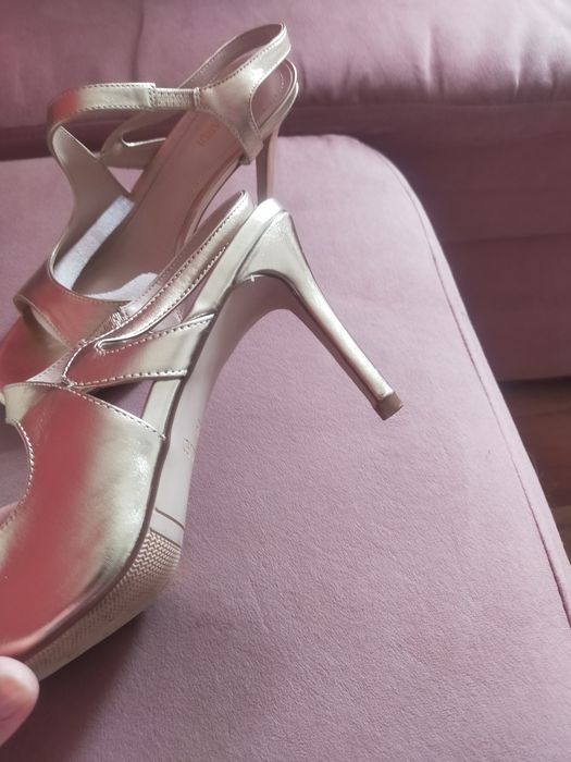 Золотистые босоножки