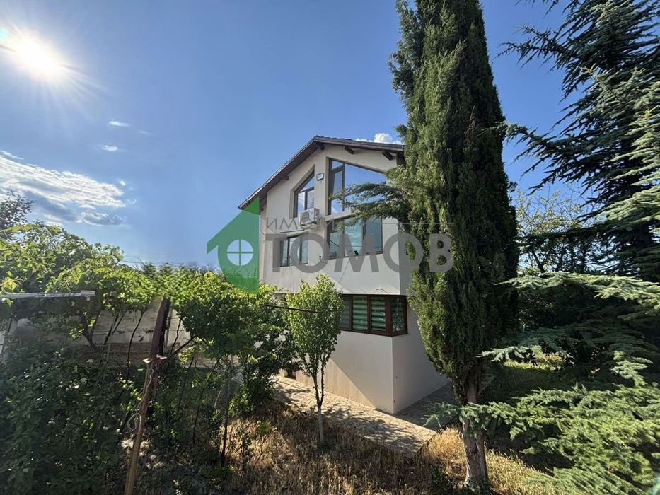 Прекрасна триетажна къща в село Яворово