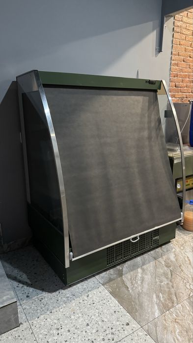 Продается витриный холодильник.