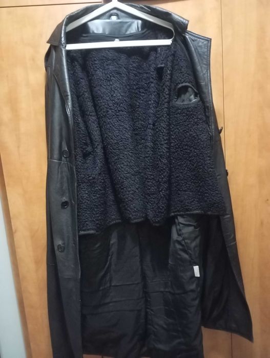 Мъжко черно кожено манто.