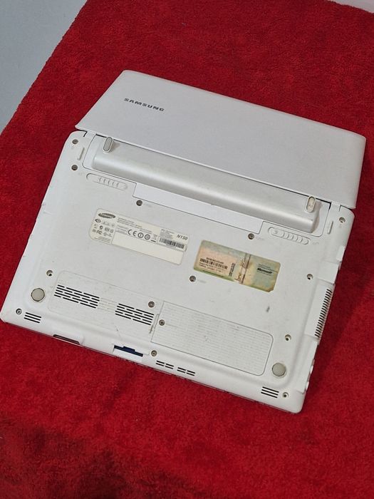 Laptop Samsung cu încărcător funcțional doar la priza