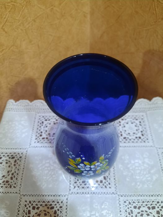 Красивая, изящная вазочка на ножке, Богемия, Чехословакия. Кобальтовое