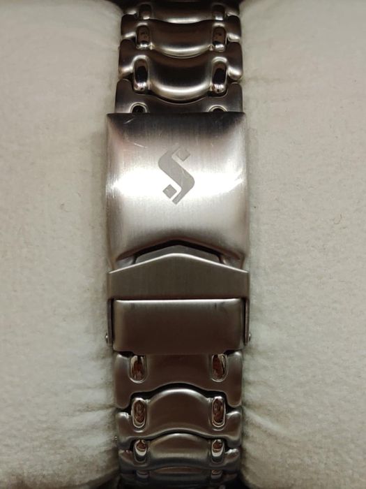 НОВ швейцарски часовник в кутия