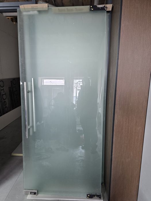 Стеклянная дверь