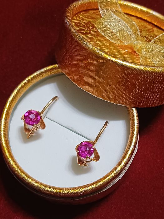 Золотые серьги 583 пробы с рубином