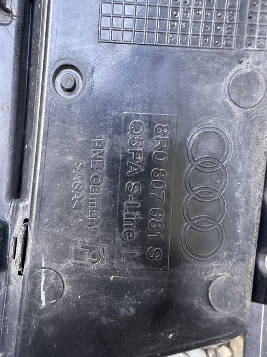 Grilă dreapta bară față audi q5.s linne.cod:8r0807681.s.