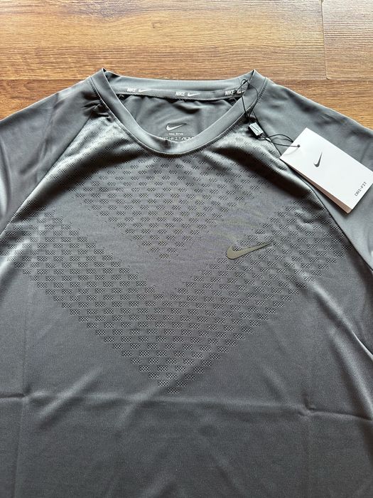 Мъжки сив екип Nike,тениската е дишаща материя,панталонките са шушлекови
