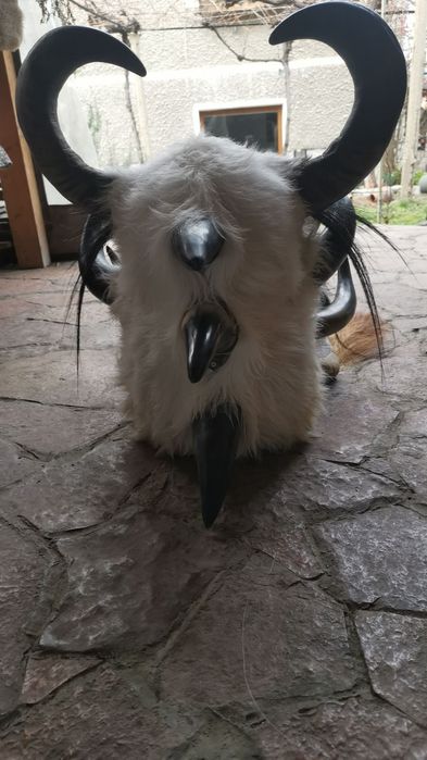 Продавам кукерска маска