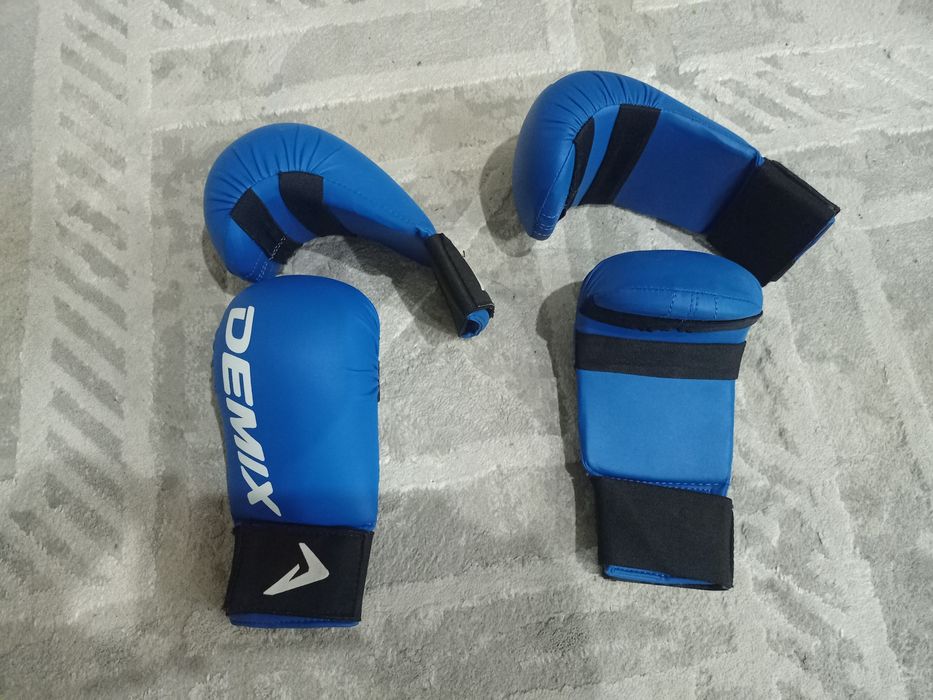 Кимоно и перчатки для каратэ