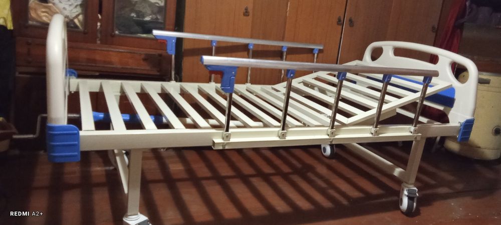 Кровать механическая.медицинские кровати.б/у без матраса
