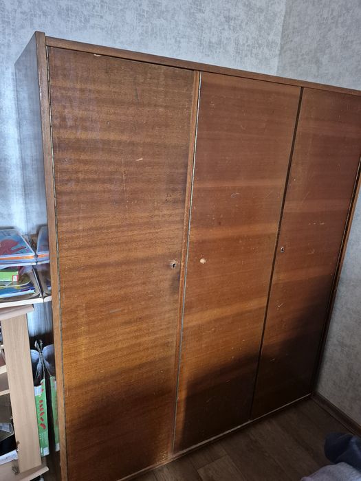 Шкаф деревянный коричневый