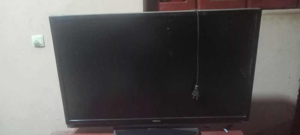 Toshiba  telivizor ekran o'rtasidan pallasa ketgan