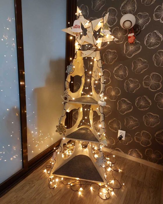 Brad de Craciun pentru pisici