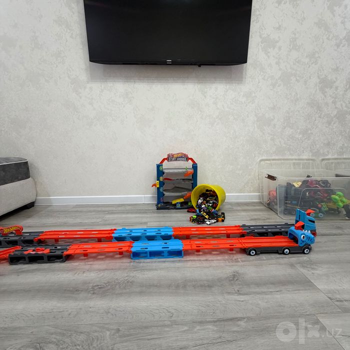 Игрушки , машинки и гараж