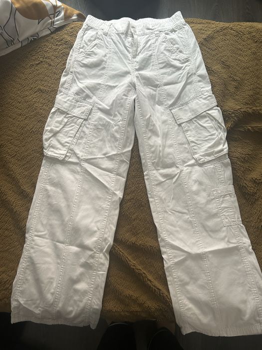 Pantaloni cargo , albi , eticheta la spate , nou purtati doar o data .