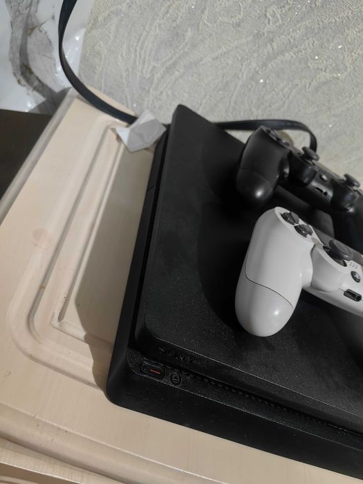 Продам Sony PlayStation 4 Slim