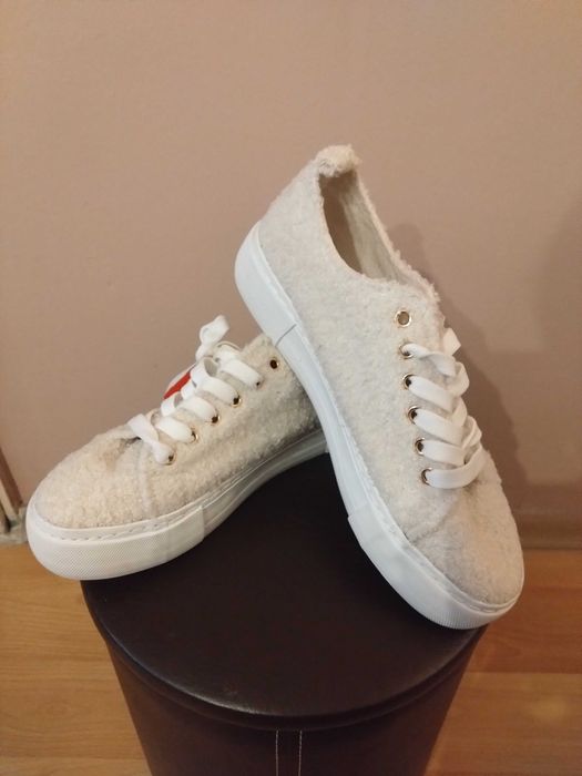 Топ Пухкави кецове бели