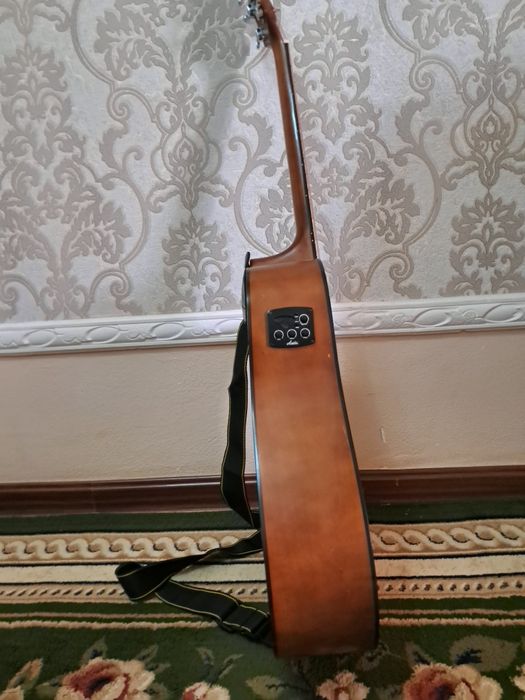 Elektroakustik gitara Ashton (Chexol, kabel va remen bilan)