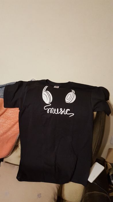 Продавам две блузи на coca-cola шапка и тонколона