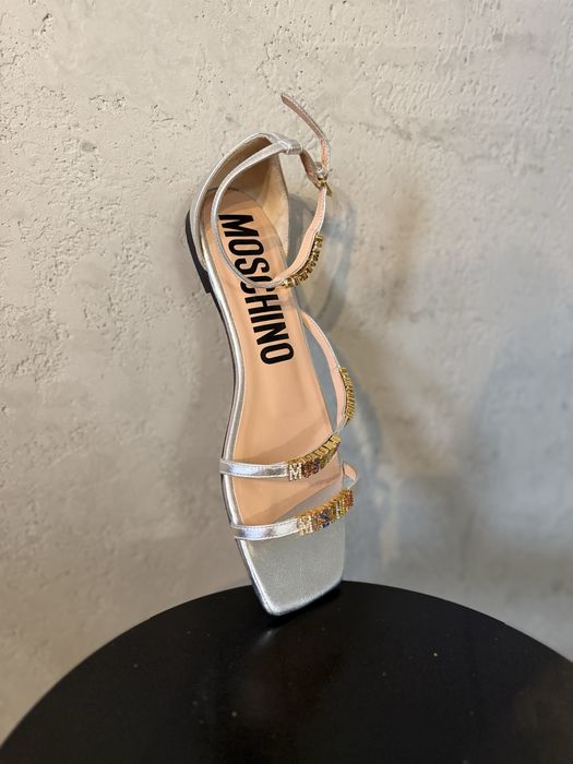 Босоножки от бренда Moschino