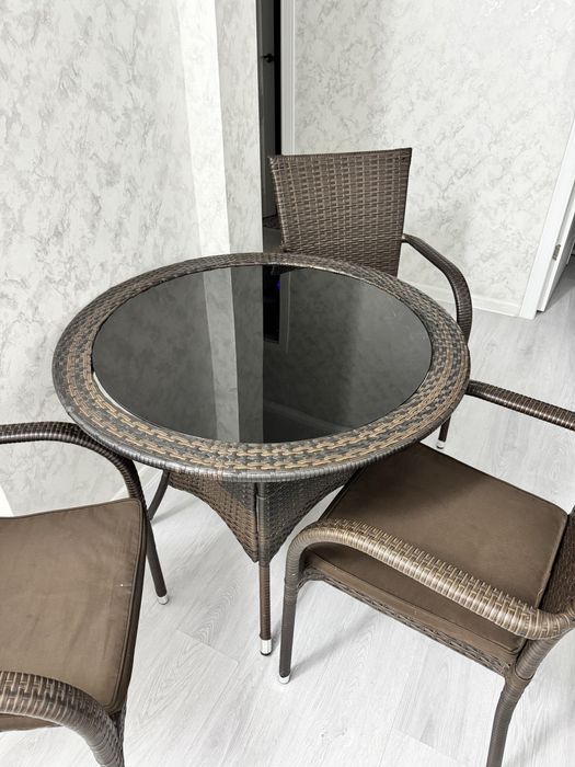 Стол в комплекте с 4 стульями