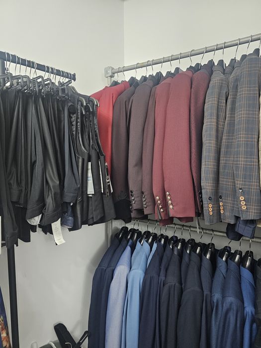 Vând un stoc en-gross de costume bărbați