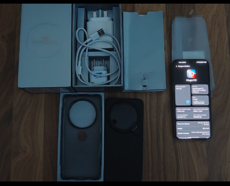 Vând telefon Honor magic 8 pro ca nou, foarte bine întreținut, 16gb/1Tb baterie de 7100, varianta globala,  impecabil, limba romana , 2 huse  incluse
