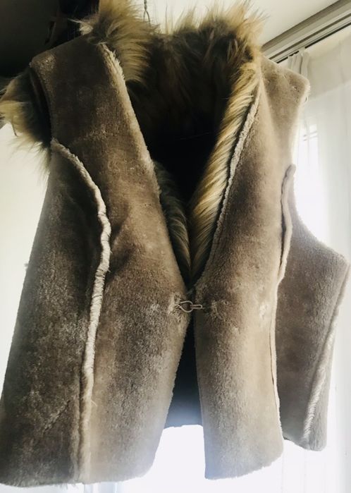 Vestă maro scurtă, imitație piele întoarsă cu guler blăniță