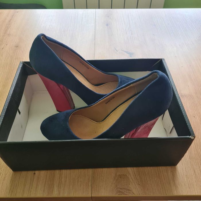 Елегантни нови дамски обувки