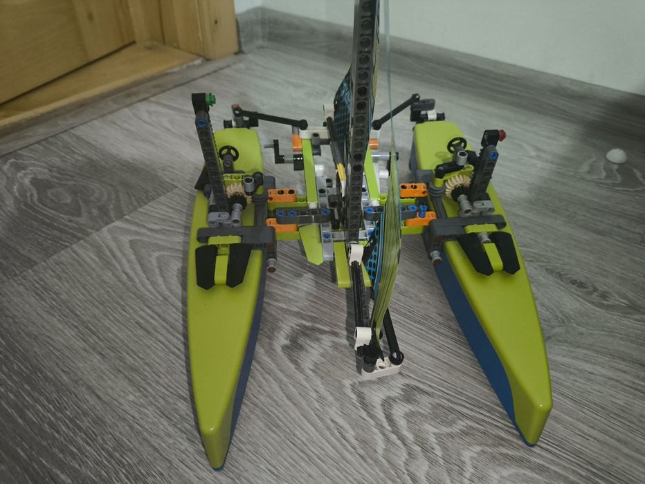 Lego Technic Catamaran 42105