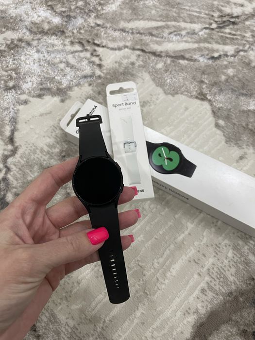 Продам часы со сменным новым белым ремешком