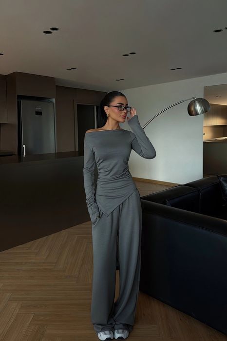 Дамски сив сет от две части – блуза с асиметричен дизайн и панталон