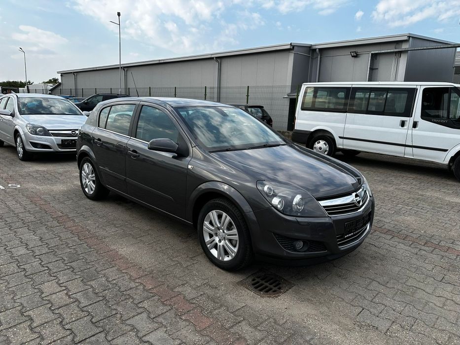 Opel Astra H - 1.6i 116CP - Xenon * Climatronic * Semi-Piele
