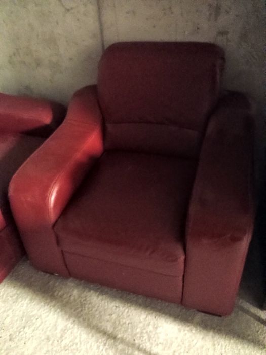 Червен кожен диван и единичен фотьол