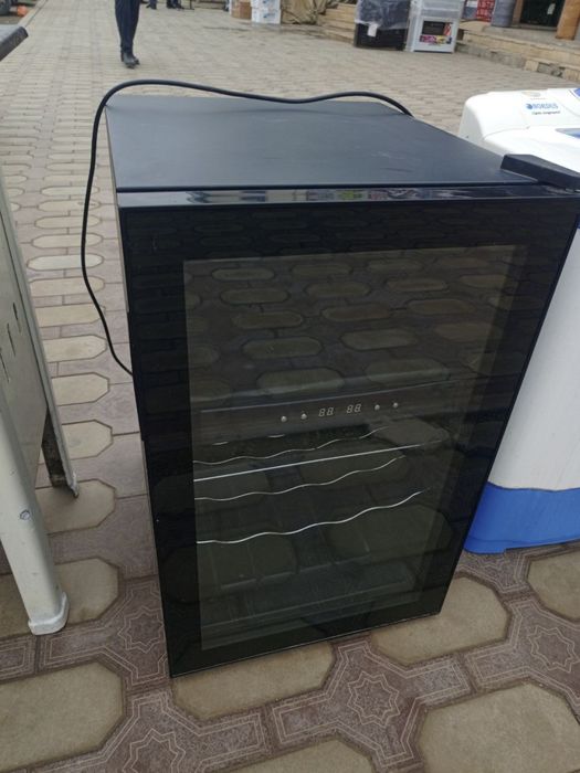 Mini vitrina xolodilnik sotiladi