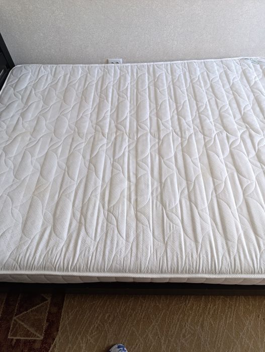 Двуспальная кровать