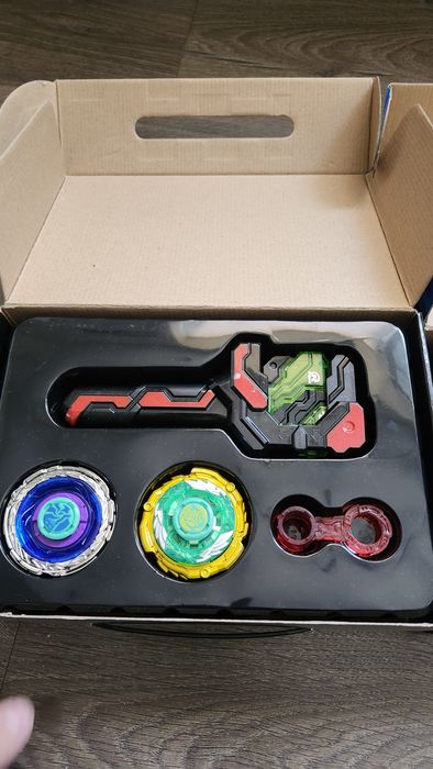 Волчки Beyblade + арена