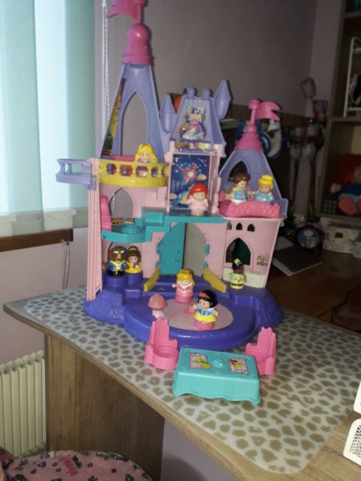 Дисни принцеси и замък