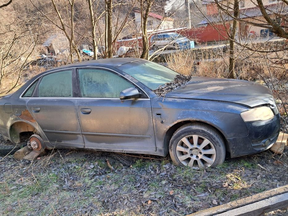Vând Audi A4 pentru dezmembrări