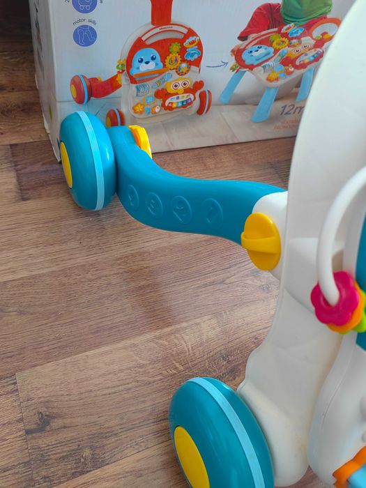 Бебе проходилка уокър