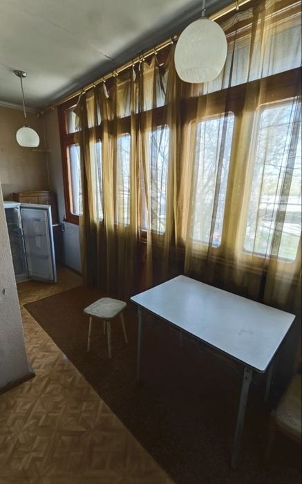 Yunusobod 8-kvartal 2xona 2 etaj srochna sotiladi!