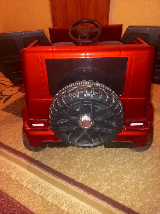 Продам машину красного цвета