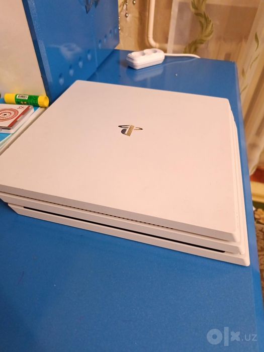 Лимитированная белая PS4 Pro 1 ТБ + 2 джойстика, гарантия 1.5 месяца